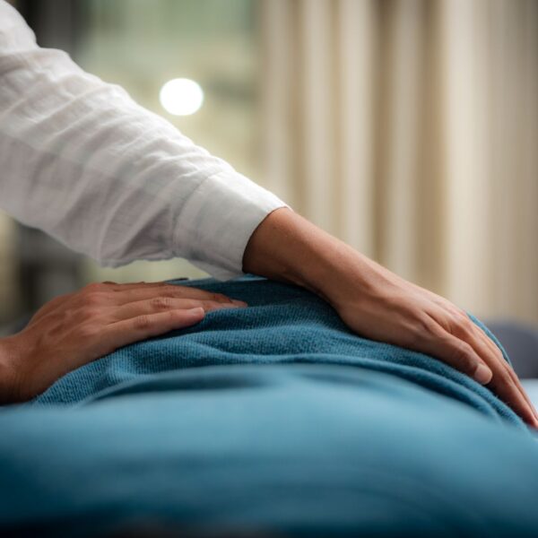 Massage Allongé Habillé